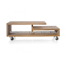 Moderna mesa de café de madera con ruedas de bloques